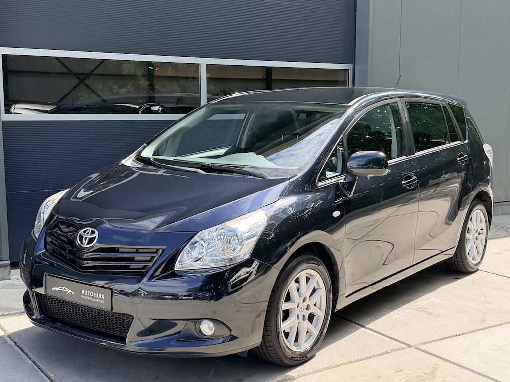 Toyota Verso 1.8 VVT-i 147pk H6 Business Panorama dak Climate Control LMV Camera Trekhaak Navigatie