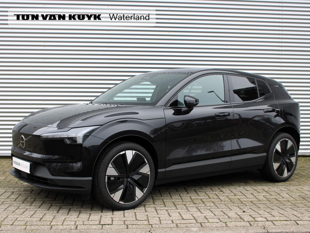 Volvo EX30 Single Motor Extended Range Plus Europa Black Edition /Automaat / Verwarmde voorstoelen en stuurwiel / Voorstoelen elektr. verstelbaar / Privacy Glass / 20" velgen