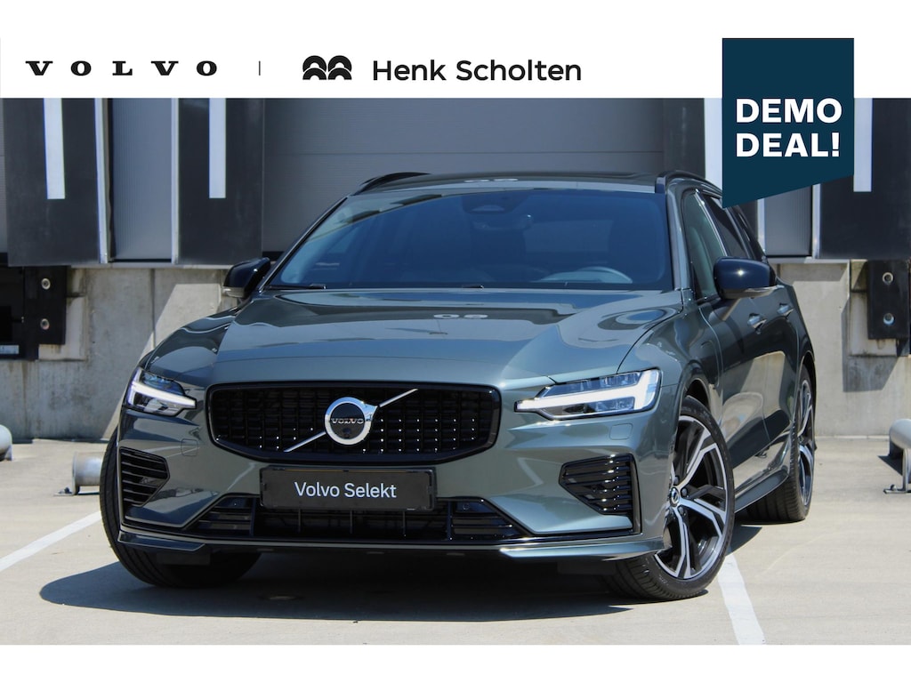 Volvo V60 T6 Plug-in hybrid AWD Ultra Dark | Beschikbaar vanaf 10-2026 | Exterieur Styling Kit |  Adaptieve Cruise Control met Pilot Assist | Premium audio by Harman Kardon | 360 graden camera | Elektrisch bedienbaar panoramisch schuif-/kanteldak | Stoelverwarming | Elektrische voorstoelen met geheugen | Stuurwielverwarming | Semi-elektrische trekhaak |