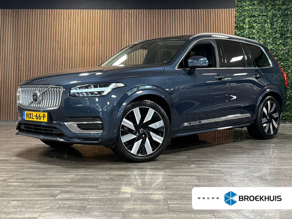 Volvo XC90 T8 AWD Recharge Plus Bright | Vol! | Luchtvering | Stoelventilatie | 360° Camera | Harman Kardon | 455pk | Schuifdak | Adaptieve Cruise Control | Stoelverwarming voor+achter | Stuurwielverwarming | 21 Inch | Full LED meesturende koplampen | Pilot Assist | BLIS Dode Hoek Detectie | Elektrische voorstoelen geheugen | Nappa lederen bekleding | Lederen dashboard | Elektrisch verstelbare zijwangen | Keyless Drive | Parkeersensoren voor+achter | Google Infotainment | Privacy Glass | Elektrisch bedienbare achterklep | Geïntegreerd kinderzitje achterin | Geïntegreerde zongordijnen achterportieren | 7-Persoons | 4-Zone Climate Control | DAB Radio | Apple Carplay/Android Auto | Draadloos telefoon opladen | Verlichte instaplijsten | Volvo On Call met mobiele App functie | Denim Blue Metallic |