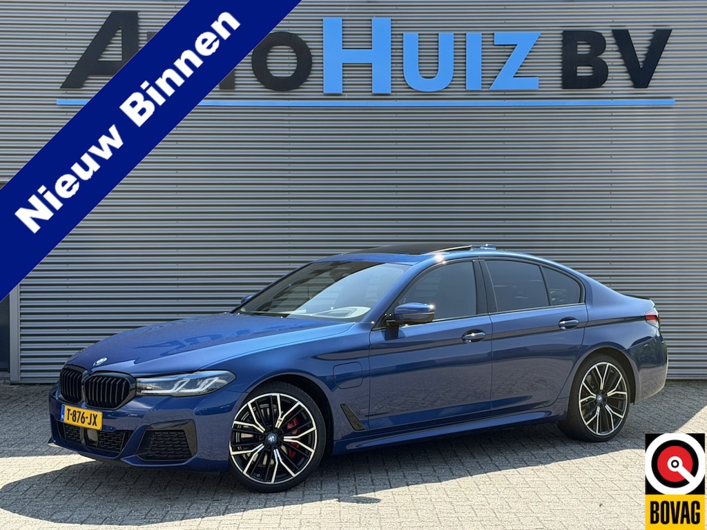 BMW 5-Serie 530e High Executive M Sport Pro Individual kleur Le Mans Blue Head-Up Display Harman-Kardon Stuurwielverwarming Schuif-/Kanteldak 20 Inch Comfortzetels 360 Gr. Camera Vol!