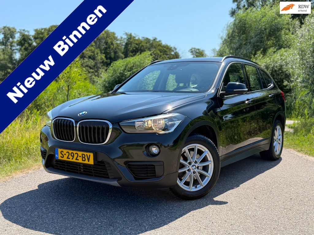 BMW X1 SDrive18i High Executive / Automaat / Panorama dak / Leder / Navigatie / Trekhaak / Stoelverwarming /
