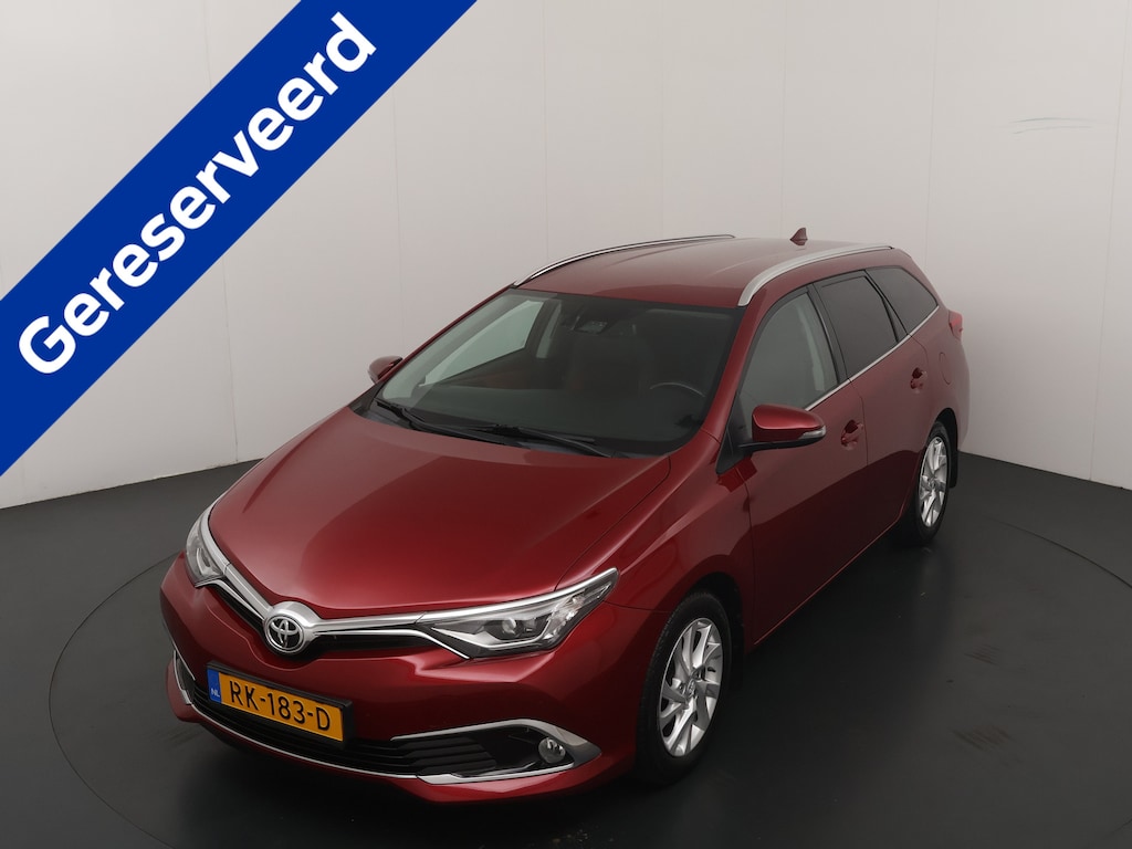 Toyota Auris Touring Sports 1.2T 116pk Executive | Trekhaak | Lederen bekleding | Camera | Cruise | Stoel verwarming | All-season banden |