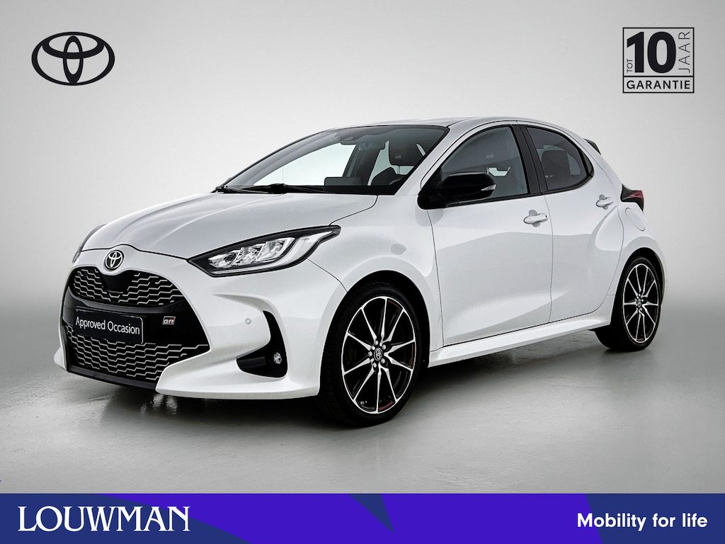 Toyota Yaris 1.5 Hybrid GR Sport | JBL | Head-up Display | Dodehoek detectie | Stoel+Stuurverwarming | Parkeersensoren voor+achter | Draadloze telefoonlader | Apple CarPlay/Android Auto | Cruise Control Adaptive |