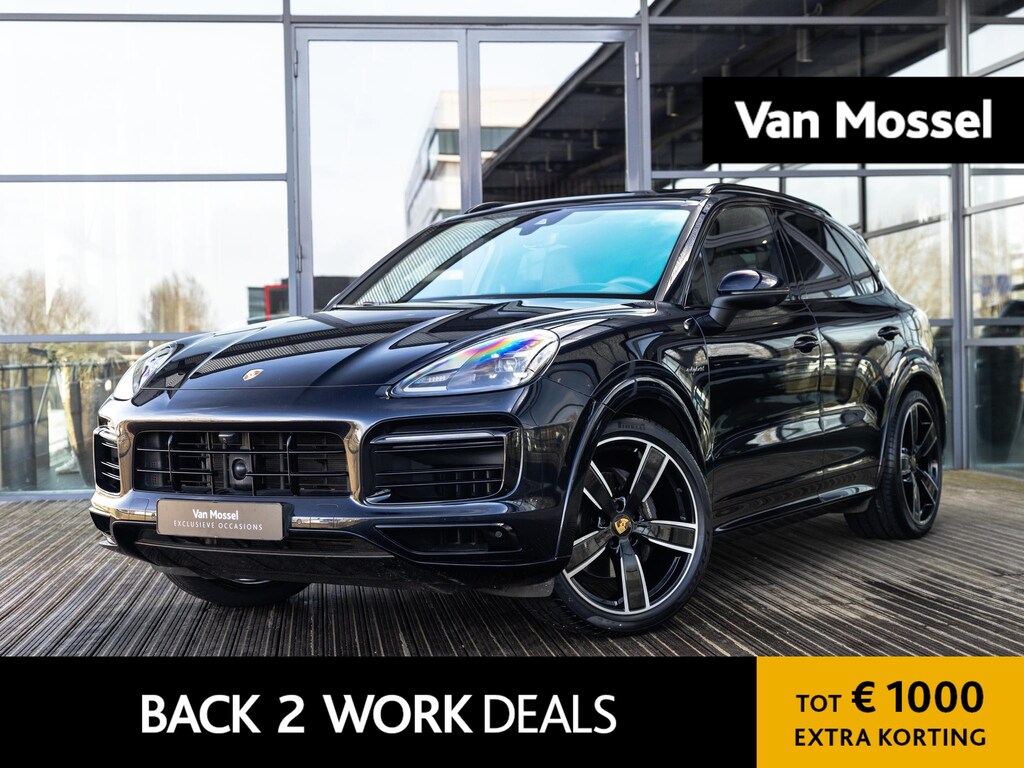 Porsche Cayenne 3.0 E-Hybrid Platinum Edition | SPORTDESIGN | SPORTCHRONO | MOONLIGHTBLUE | ELEKTR. TREKHAAK | SOFTCLOSE | ADAPTIVE CRUISE CONTROL | HEAD-UP | BOSE | 22 INCH | PASM LUCHTVERING | PANORAMA/SCHUIF-KANTELDAK | 18-WEG STOELEN |
