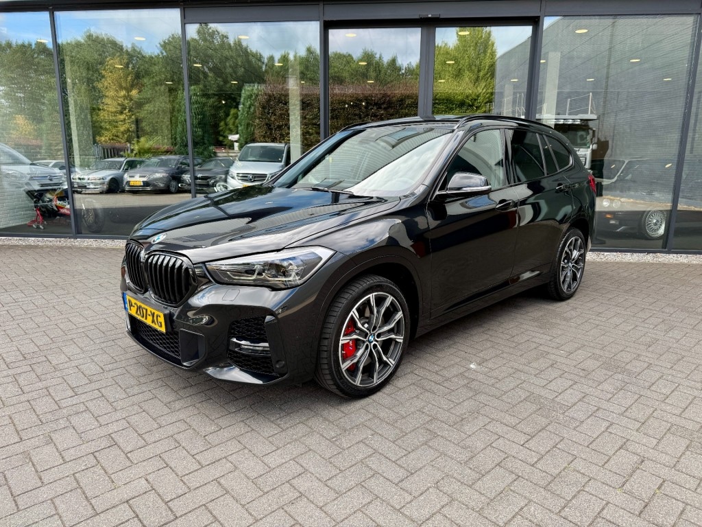 BMW X1 sDrive20i M-Sport,Pano,LED,Stoel/stuurverw,Leer,Keyless,HUD,Camera,Dealer OH