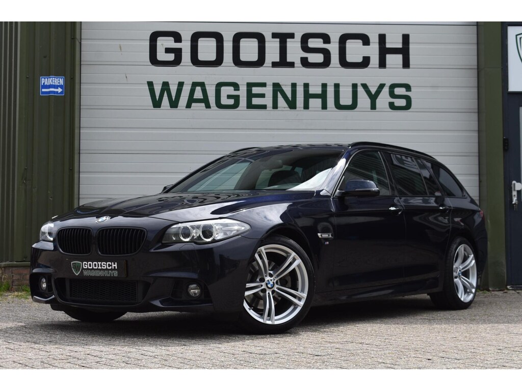 BMW 5-Serie Touring 520i High Executive | Pano | Trekhaak | Camera |