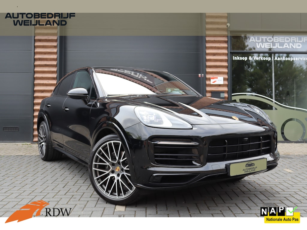 Porsche Cayenne Coupé 3.0 E-Hybrid Black Edition Platinum 462PK NIEUWSTAAT 1STE EIG. SOH 99% I NL-auto I 360 Camera I Leder I Sport Chrono I Pano I elek. stoel I Winterpakket I PASM I Soft-close I