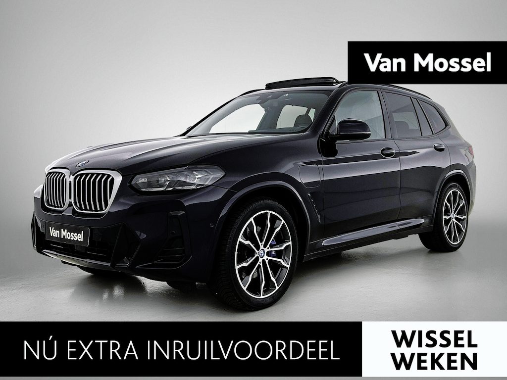 BMW X3 xDrive30e High Executive | M-Sport | Panoramadak | Apple Carplay / Android Auto | Camera | Virtual Cockpit | Heads-Up Display | Memory Seats | Stoelverwarming | Elektrische Achterklep | Akoestiek Glas | Harman-Kardon | Sfeerverlichting | Climate Control | 20" Lichtmetalen Velgen |