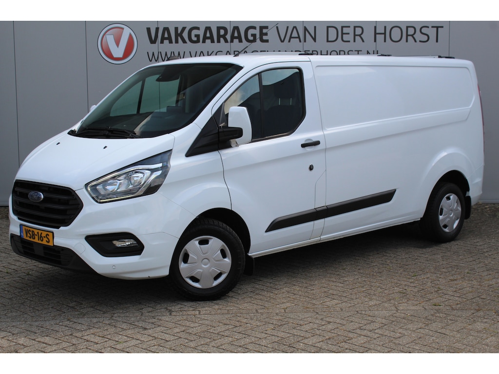 Ford Transit Custom 300 2.0-108pk TDCI L2H1 Trend. Erg nette Ford Transit Custom, die u nog jaren van dienst kan zijn ! Airco, voorraamverw., trekhaak, cruise control, camera, parkeersensoren v+a, 3-zits, laadruimte betimmerd etc.