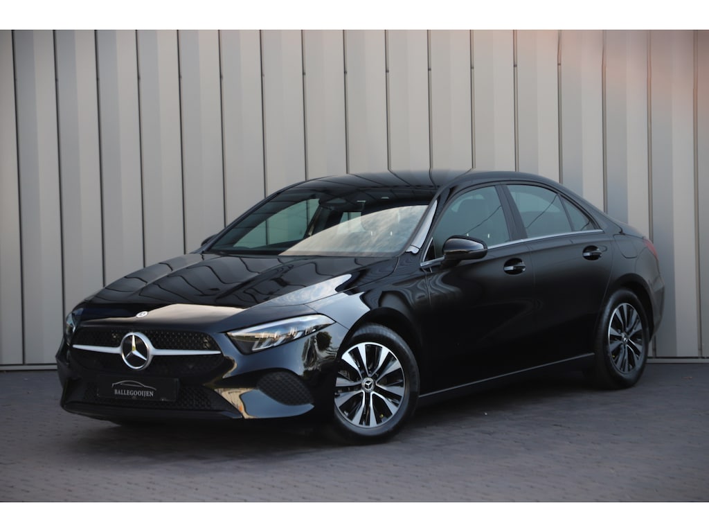 Mercedes-Benz A-klasse 180 Star Edition | 136PK | Led | Distronic | Widescreen | Stoelverwarming | Leder | Clima | Camera | NL-Auto | 2024.