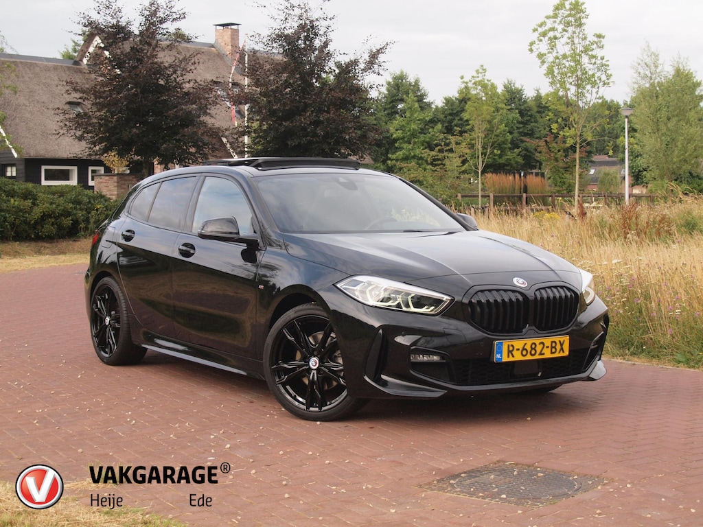 BMW 1-Serie 118i Business Edition Plus | M-Pakket | Schaalstoelen | Panoramadak | Trekhaak | Camera | NL-Auto | 19Inch |