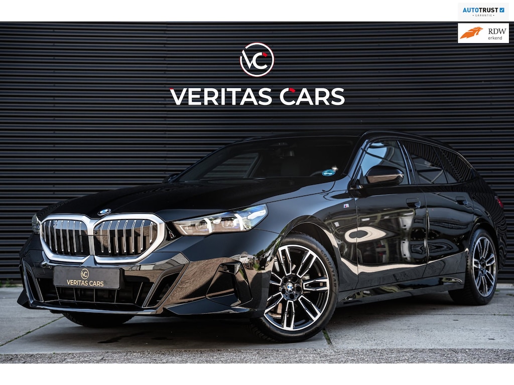 BMW 5-Serie Touring 520i M-Sport Pro 208PK|BTW|Pano|Camera|HUD|H&K|Laser|Iconic Sounds|Sfeer|Trekhaak e.o