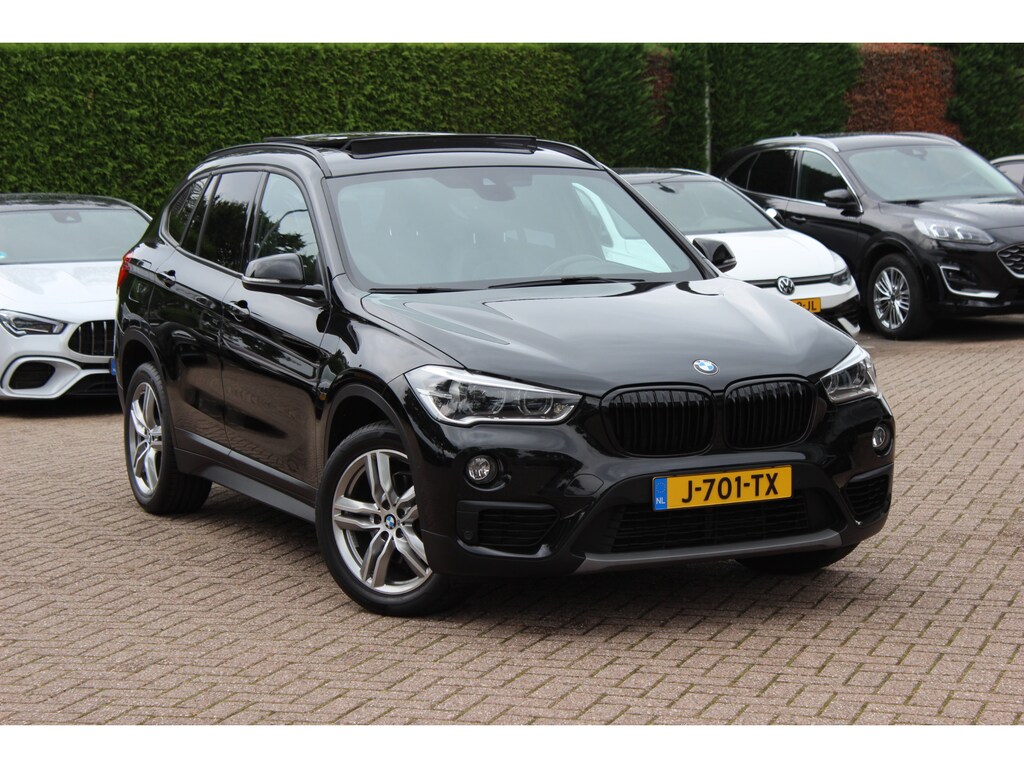 BMW X1 sDrive18i High Executive / Panoramadak / Leder / Head-up / Parkeerhulp V+A / Navigatie / 17'' / Stoelverwarming / Cruise Control