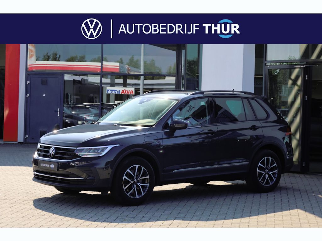 Volkswagen Tiguan 1.4 TSI eHybrid Life Business 245PK / 180kW DSG, Wegklapbare trekhaak, elektrische achterklep (Easy Open), dodehoekdetectie (Side Assist), achteruitrijcamera (Rear View), privacy glas, digital cockpit, verwarmbare voorstoelen, verwarmbaar multifunctioneel lederen stuurwiel, 30 kleuren sfeerverlichting, adaptieve cruise control (ACC), elektrisch verstel-, verwarm- en inklapbare buitenspiegels, navigatie, LED verlichting, draadloos Apple Carplay & Android Auto, parkeersensoren voor en achter (PDC), keyless start entry etc.