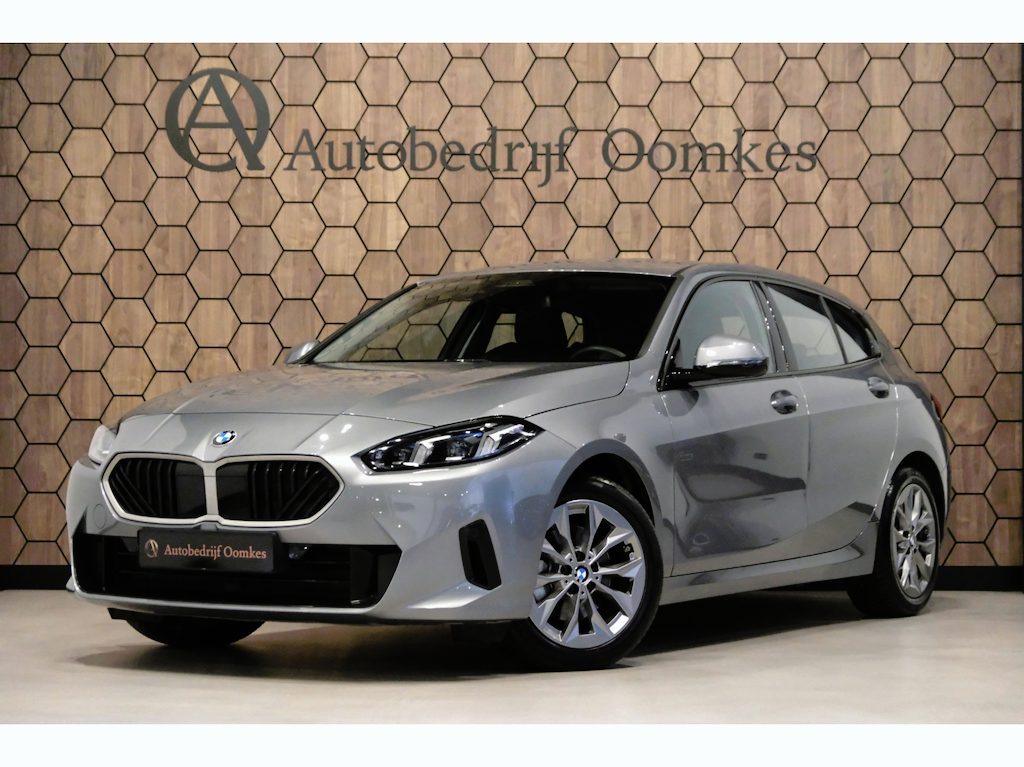 BMW 1-Serie 120i HYBRID NW MODEL *Sportpakket* Sportleder/Navi/Camera/Apple Carplay