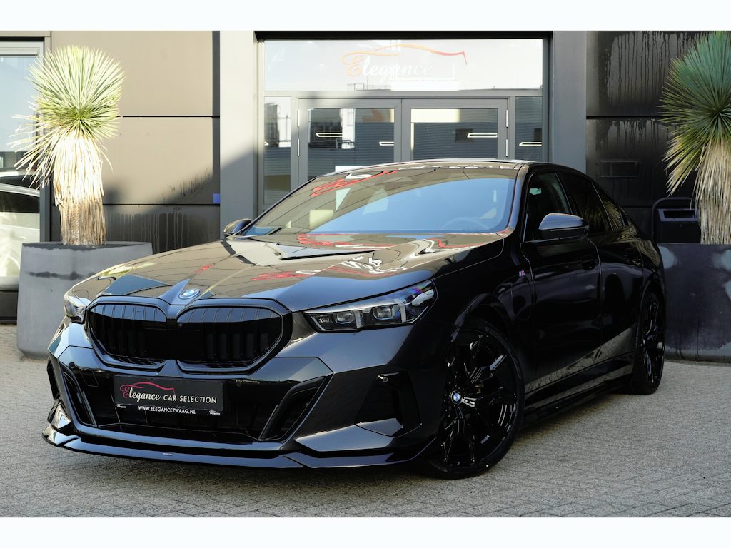 BMW 5-Serie 530e M Sport Edition | 300PK | Pano | Harman Kardon | 360° | HUD | Driving Assistant Professional | Maxton | BMW 530e M Sport Edition 300 PK Plug-in Hybrid met 2.0 viercilinder, panoramadak, Head-Up Display, 360° camera, Harman Kardon Premium Sound, 21-inch lichtmetalen velgen, Driving Assistant Pro