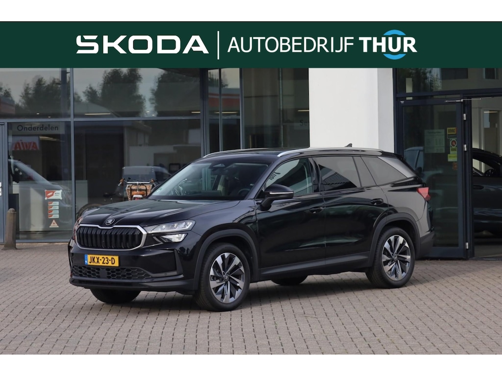 Skoda Kodiaq 1.5 TSI MHEV Business Edition 7p. 150PK / 110kW DSG, 7 zitplaatsen, panoramadak, wegklapbare trekhaak, 19" LMV, achteruitrijcamera (Rear View), dodehoekdetectie (Side Assist), chrome dakrailing, multifunctioneel lederen stuurwiel, stoelverwarming, keyless go, privacy glas, elektrisch verstel-, verwarm- en inklapbare buitenspiegels, virtual cockpit, navigatie, adaptieve cruise control (ACC), draadloze telefoonlader, draadloos Apple Carplay & Android Auto, licht- en regensensor, ambiente verlichting