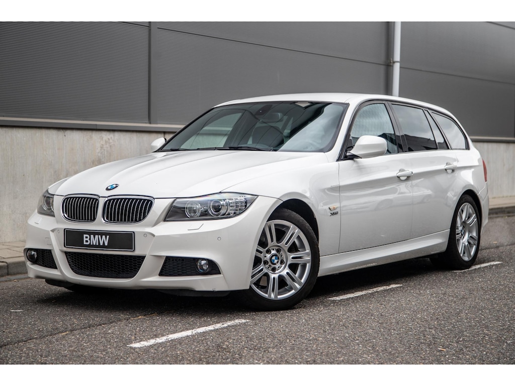 BMW 3-Serie Touring 325xi M Sport | Bluetooth | Trekhaak | PDC | HiFi