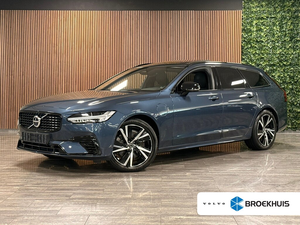 Volvo V90 T6 AWD Recharge Plus Dark | Schuifdak | 360 Camera | Harman Kardon | Adaptieve Cruise Control | Stoelverwarming voor+achter | Stuurwielverwarming | 19 Inch | Full LED  Meesturende koplampen | Pilot Assist | BLIS Dode Hoek Detectie | Elektrische voorstoelen geheugen | R-Design Contourstoelen Nappa Leder met wit stiksel en bies | Zitting verlenging voorstoelen | Lederen Dashboard | Google Infotainment | Keyless Drive | Parkeersensoren voor+achter | Privacy Glass | Elektrisch bedienbare achterklep | Geïntegreerde zongordijnen achterportieren | Verlichte instaplijsten | DAB Radio | Apple Carplay/Android Auto | Alarm Klasse III | Volvo On Call met mobiele App functie | Denim Blue Black Metallic |