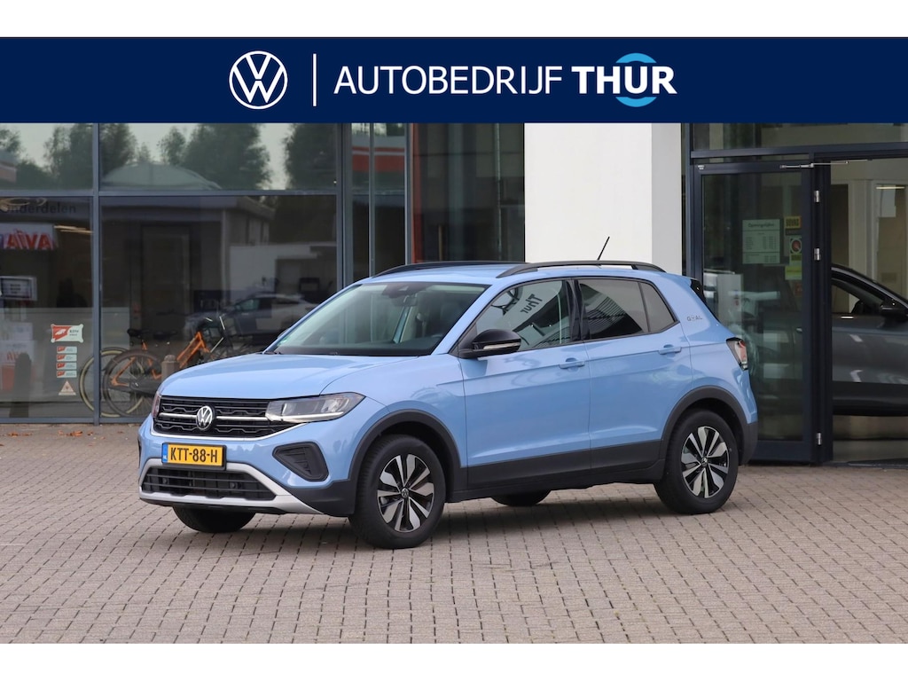 Volkswagen T-Cross 1.0 TSI Life Edition 95PK / 70kW, 60 maanden / 100.000km garantie, privacy glas, 16" 'Zurich' LMV met 4 seizoenenbanden, verwarmbare voorstoelen, 2-zone climatronic, adaptieve cruise control (ACC), regensensor, LED verlichting, grootlichtassistent (Light Assist), draadloos Apple Carplay & Android Auto, draadloze telefoonlader, navigatie, elektrisch verstel-, verwarm- en inklapbare buitenspiegels, parkeersensoren voor en achter (PDC), DAB+, variabele laadvloer etc.