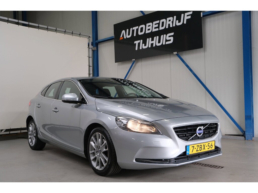 Volvo V40 1.6 D2 Momentum Automaat - N.A.P. Airco, Cruise, PDC, Carplay, Virtual display, Trekhaak.
