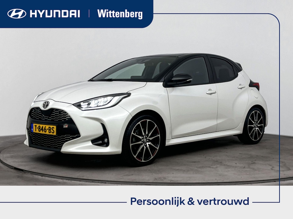 Toyota Yaris 1.5 Hybrid GR Sport Bi-tone Pearl White / Zwart dak | Apple carplay | Android Auto | All Season banden |