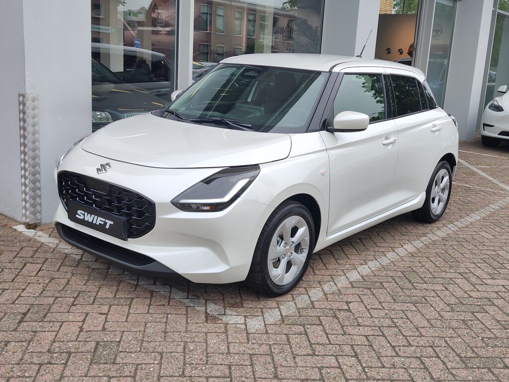 Suzuki Swift 1.2 SELECT SMART HYBRID Direct Leverbaar | Tot 10 JAAR GARANTIE!  Inclusief € 2.400,- Voorraad Voordeel