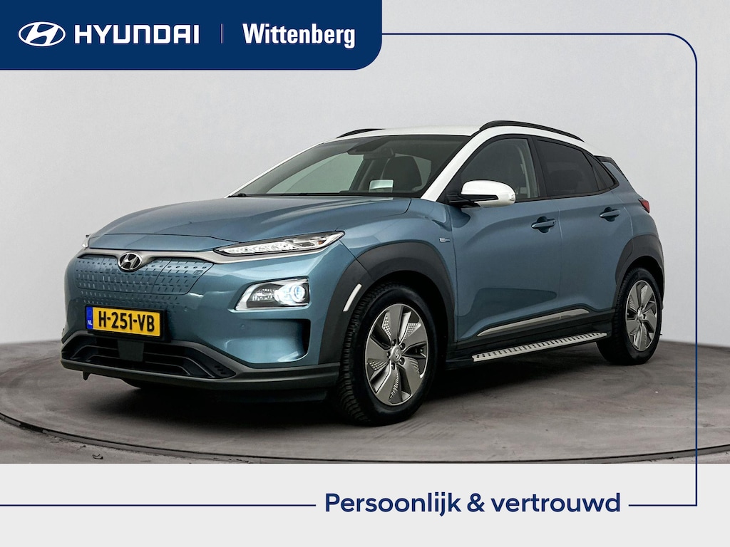 Hyundai Kona Electric EV Premium 64 kWh | SOH 95.4% | Stoelverwarming & verkoeling | Achteruitrij camera | Navigatie | Adaptive cruise | Side skirts | All season banden |