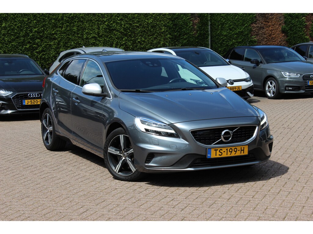 Volvo V40 2.0 D2 Inscription R-Design / Camera / Leder&Alcantara / Keyless / 17'' / Dodehoek / Getint glas / Stoelverwarming / Cruise Control