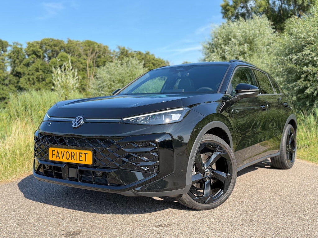 Volkswagen T-Roc 1.5 eTsi R-Line First Edit / Nieuwe BTW Auto / Automaat / 20"LM Velgen / Camera / Panorama dak / Stoelverwarming