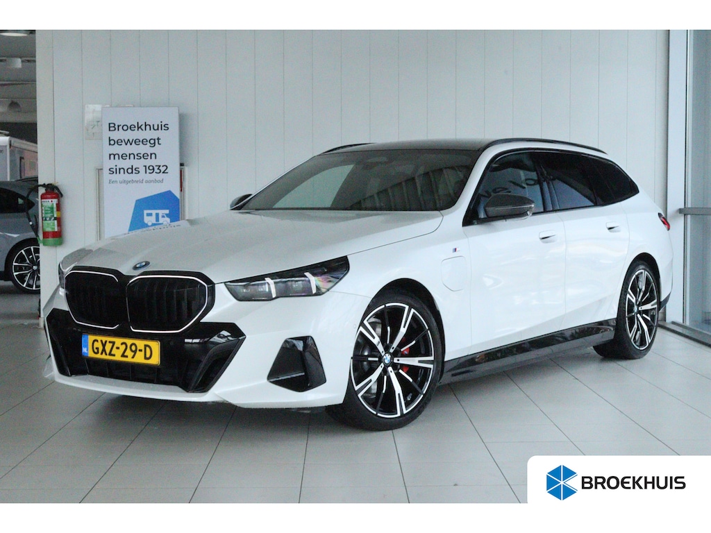 BMW 5-Serie Touring 530e M-Sport Pro | SoH 96% | Adapt. Cruise | Carbon | Harman & Kardon | Pano | Trekhaak | Stoelventilatie | Memory | Camera | Carplay | Navi | LED | 20 Inch