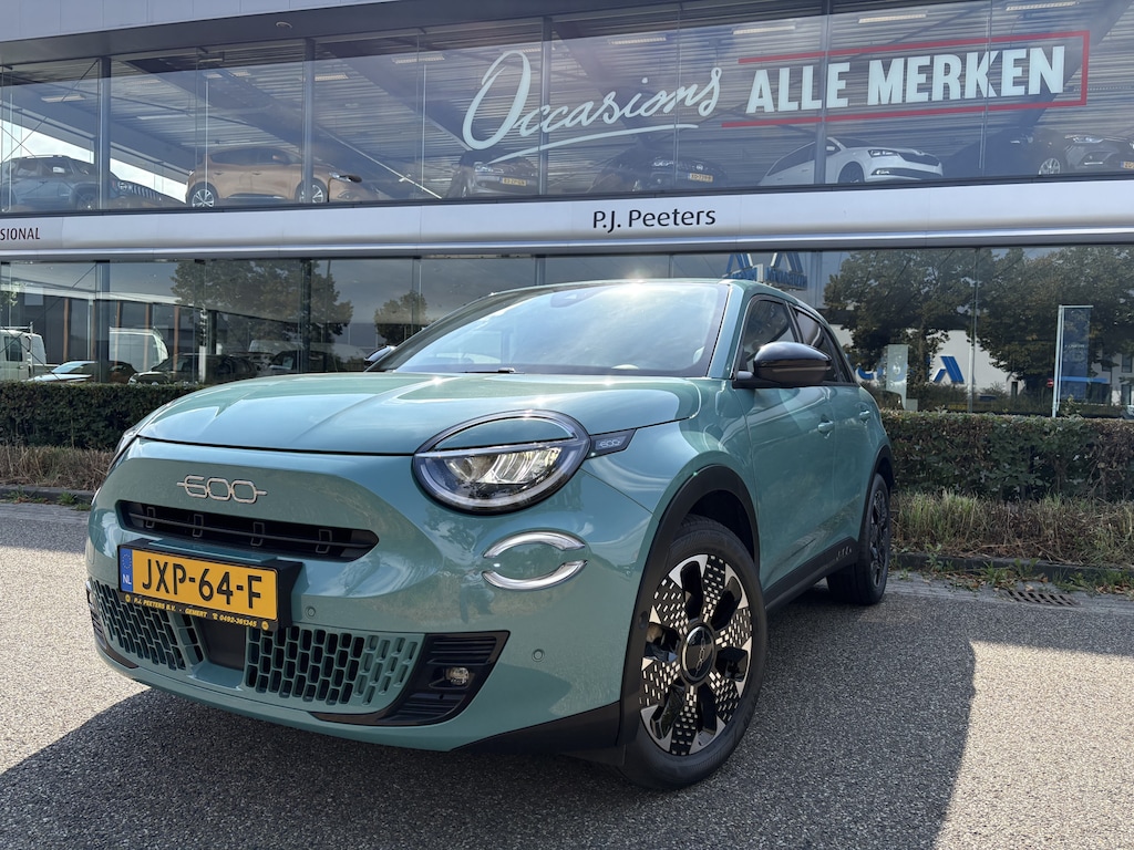 Fiat 600 1.2 Hybrid La Prima Achteruitrijcamera - Apple carplay - Airco - parkeersensoren - Navigatie - Dodehoek detector - Draadloze telefoonoplader - Stoelverwarming - Voorstoelen met massagefunctie - Bluetooth - Cruise control - Keyless start and entry - Led verlichting - Licht metalen velgen 18 inch - Stuur multifunctioneel - Verkeersbord detectie