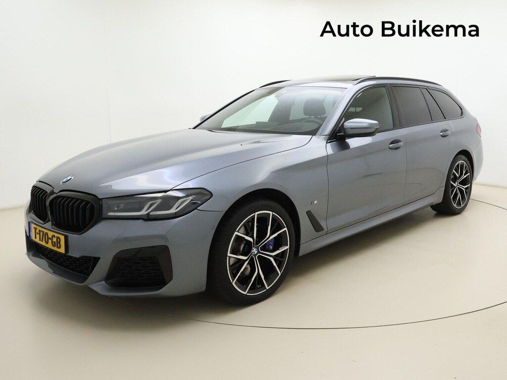 BMW 5-Serie 520d xDrive M Sport -HeadUp -LED Adaptief -Pano Dak -Live Cockpit Prof -Sportrem -Elektr Stoelen Memory -Verwarmd Stuur -WiFi