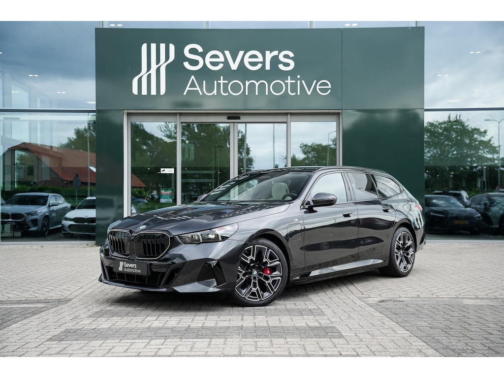 BMW 5-Serie Touring 550e xDrive | M Sportpakket Pro | Driving Assistant Professional | Panoramadak | Innovation Pack | Trekhaak | Bowers & Wilkins Surround Sound System | Parking Assistant Professional | Stoelventilatie |