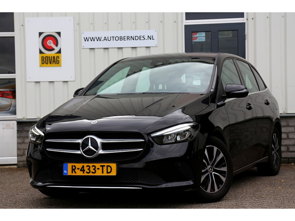 Mercedes-Benz B-klasse 180 Premium*Perfect Onderh.*Elek. Trekhaak/Half Leder/Stoelverw./DAB/Navi/Apple Carplay-Android/Cruise-Control/Rijstrook/Parkeersens.V+A/16 inch LM*