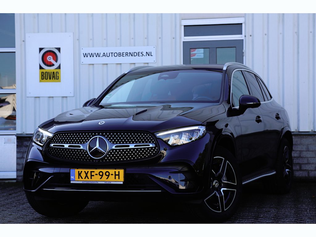 Mercedes-Benz GLC 300e Plug in hybride 4MATIC AMG Line*Perfect MB Onderh.*Luchtvering/Elek. Trekhaak/360/ACC/Burmester/Treeplanken/Bi-Color Leder/HUDLED/DAB/Sfeer/Dodehoek/Apple Carplay-Android/Parkeersens.V+A/19 inch LM*