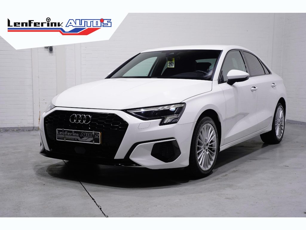 Audi A3 Limousine 35 TFSI Business edition navigatie Apple-carplay Led-verlichting Camera Sportstoelen in hoogte verstelbaar private-glas schakelflippers stoelverwarming  17"-lmv lendesteun-links