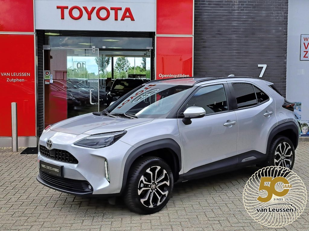 Toyota Yaris Cross 1.5 Hybrid 115 First Edition APPLE/ANDROID STOEL/STUURVERWARMING NAVI AD-CRUISE PRIVACY-GLASS 17"LM-VELGEN