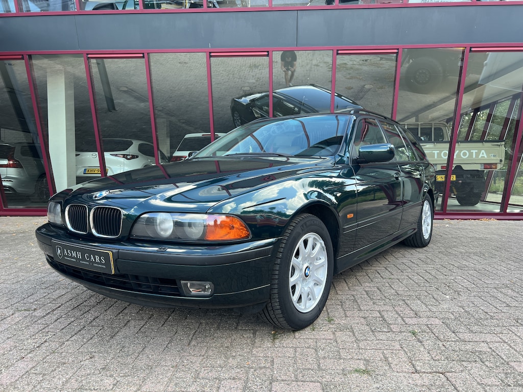 BMW 5-Serie Touring 528i Executive | Uniek exemplaar! | 1e eig. | Org. NL | Dubbel glas | Oxfordgreen | Compleet onderhoud |