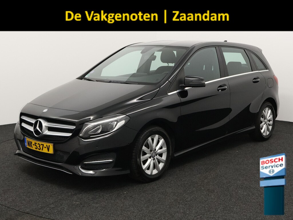 Mercedes-Benz B-klasse 180 Ambition automaat Bluetooth, Cruise control, Parkeersensoren voor/achter, Warmtewerend glas, Audio-navigatie full map, Family Edition-pakket Luxe, comfort en veelzijdigheid in een stijlvolle hatchback. Dankzij het ruime interieur en de hoge zitpositie geniet je van een comfortabele rijervaring, terwijl de hoogwaardige afwerking zo