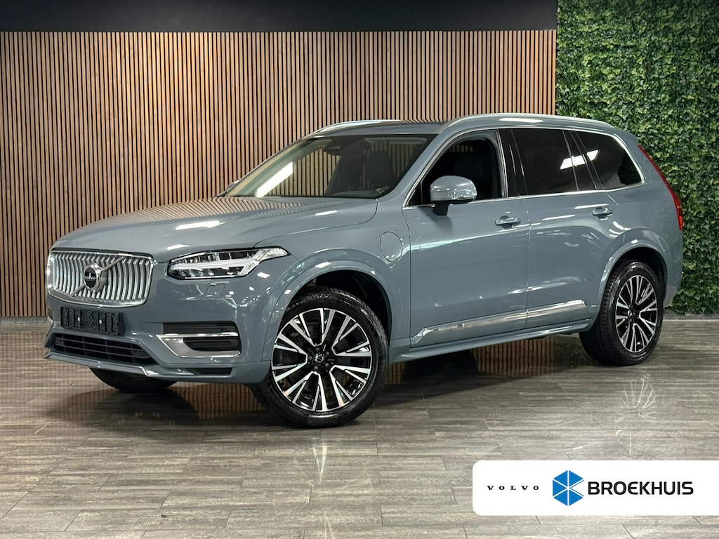 Volvo XC90 T8 AWD Recharge Bright Long Range | Trekhaak | Harman Kardon | 455pk | Adaptieve Cruise Control | Stoelverwarming voor+achter | Stuurwielverwarming | Parkeercamera | Full LED Meesturende koplampen | Pilot Assist | BLIS Dode Hoek Detectie | Elektrische voorstoelen geheugen | Lederen bekleding | Zitting verlenging voorstoelen | 20 Inch | Google Infotainment | Keyless Drive | Privacy Glass | Elektrisch bedienbare achterklep | Geïntegreerd kinderzitje achterin | Verlichte instaplijsten | 7-Persoons | 4-Zone Climate Control | Draadloos telefoon opladen | DAB Radio | Apple Carplay/Android Auto | Volvo On Call met mobiele App functie | Thunder Grey Metallic |