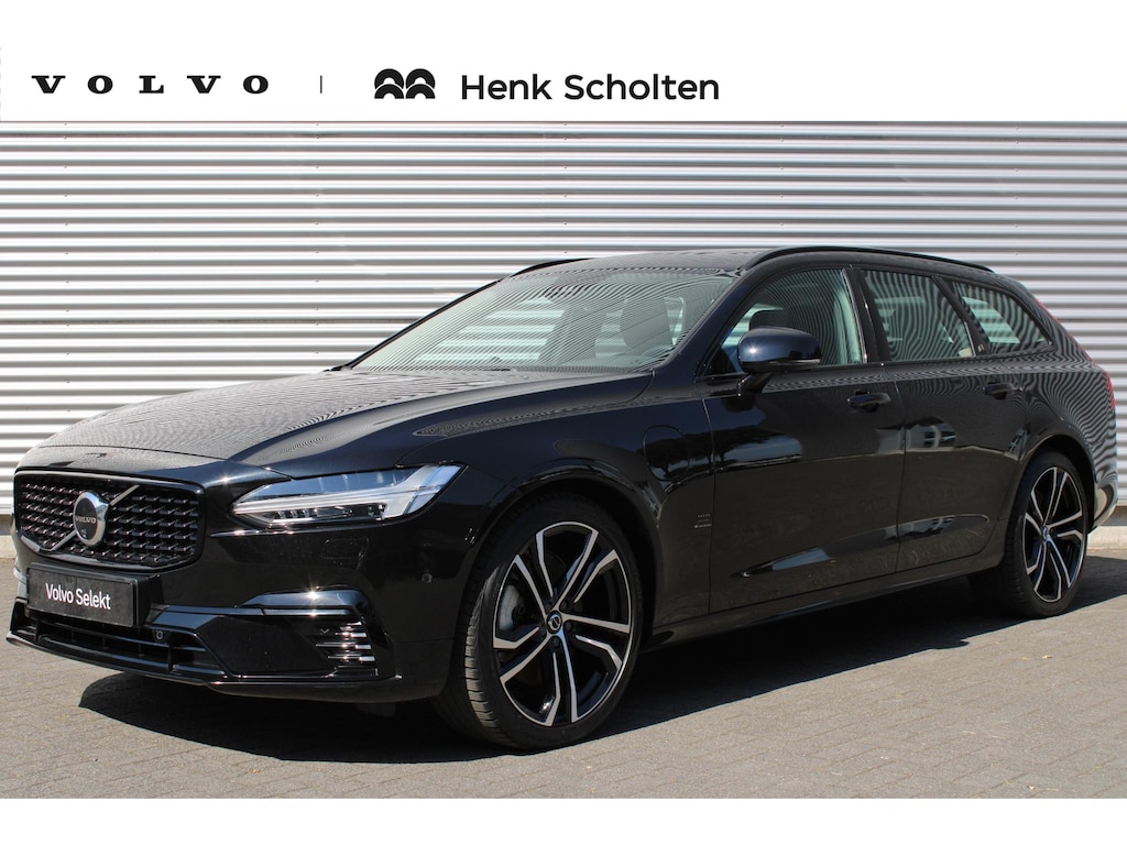 Volvo V90 2.0 T8 Plug-in hybrid AWD Ultra Dark | Luchtvering | Bowers & Wilkins Audiosysteem | Lichtmetalen Velgen 20"| Kunstlederen Interieurdelen | Semi Elektrische Trekhaak | Adaptieve Matrix-LED Koplampen | Rondomzicht Camera | Elektrisch Glazen Panorama-Dak | Head-up Display | Electronic Climate Controle | Massagefunctie Voorstoelen | Verwarmde en Geventileerde Voorstoelen | Stuurwiel Verwarmd | Achterbank Verwarmd | Google Navigatiesysteem Full Map | Gelaagde Zijruiten |