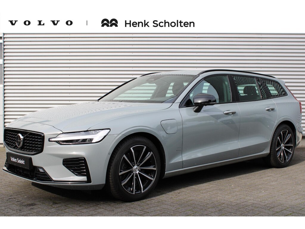 Volvo V60 T8 Plug-in hybrid AWD Plus Dark SOH-waarde 100% | Trekhaak | Verwarmbare voorstoelen, achterbank en stuurwiel | 360 graden camera | Premium audio by Harman Kardon | Adaptieve cruise control |