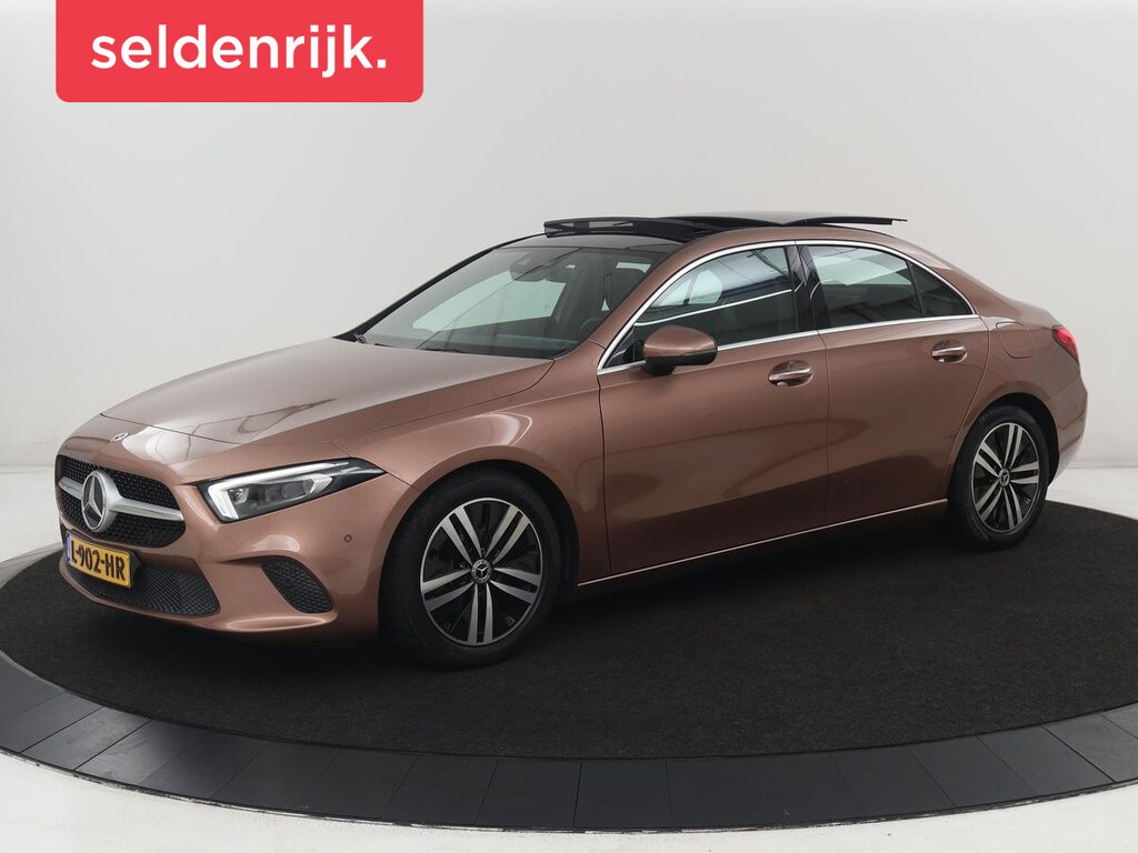 Mercedes-Benz A-klasse 200 Business Solution Luxury | Trekhaak | Panoramadak | Leder | Memory | Sfeerverlichting | Full LED | Stoelverwarming | Camera | Park assist | Cruise control |