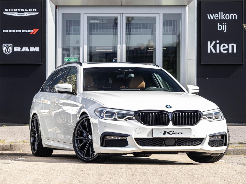 BMW 5-Serie Touring 530i High Executive | M-pakket | Leder | Pano | Elek.trekhaak | Navi | Camera | 20 Inch