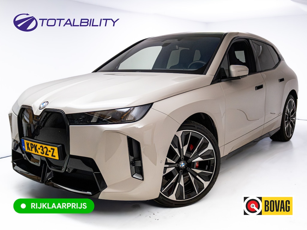 BMW iX xDrive45 101 kWh M-Sport | Pano | Elec. Trekhaak | Luchtvering | Verlichte gril | Stoelverw. en koeling, | Achterbankverw. | Softclose, Meesturende achteras, Harman Kardon, 36 maanden Fabrieksgarantie NL-Auto, Service Inclusive