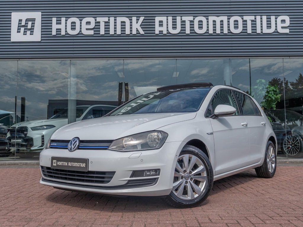 Volkswagen Golf 1.2 TSI Connected Series | Pano | R-Line stoelen | Volledig onderhouden
