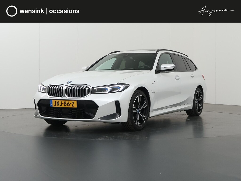 BMW 3-Serie Touring 330e M-Sport | SOH 96,1% | Facelift | Panoramadak | Elek. Sportstoelen met Geheugen | HUD | Camera | Apple Carplay/Android Auto | Adaptieve Cruise Control | Comfort Pakket | M-Sport Pro | Curved Display |