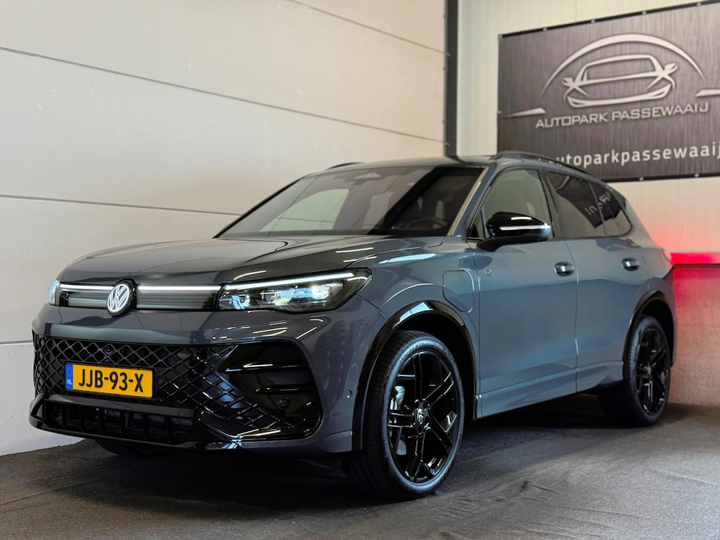 Volkswagen Tiguan 1.5 eHybrid R-Line Edition Pano, ACC, IQ, Apple Carplay, Massage, Stoelverwarming, Sfeerverlichting, Airco